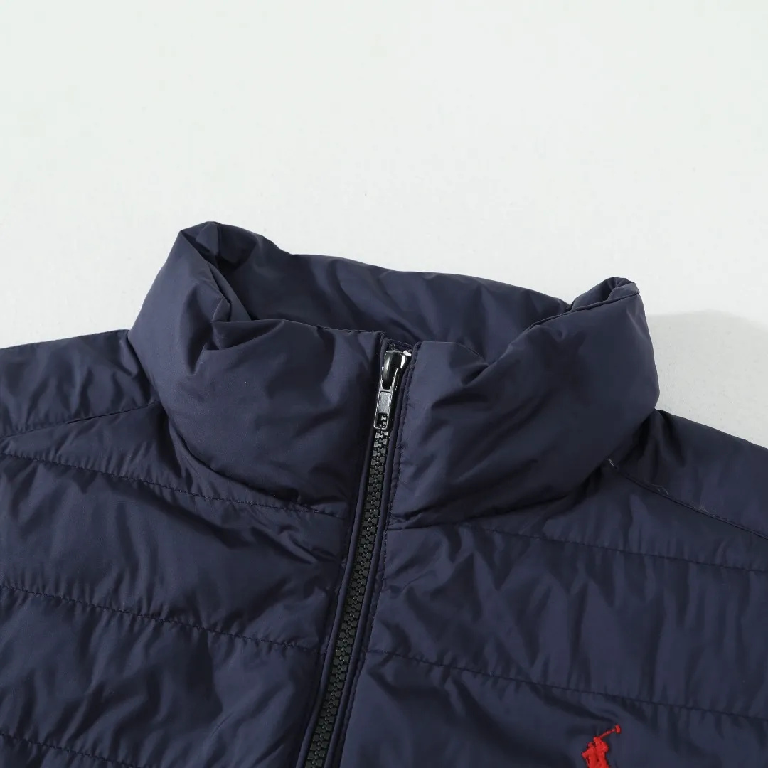 P370 #R55 Ralph Laura's classic thin down vest. The milky white color is really exciting at first sight. It's soft, waxy and white, instantly breaking the dullness of autumn and winter! Navy blue, retro college style soul, more special than black, more retro than white! It’s a bookish color! Pair it with a sweater or sweatshirt of the same color to complete the American retro feel! Classic, durable and elegant, it’s a style you can’t go wrong with if you close your eyes! The classic black cool and versatile king, the anchor of your wardrobe! Invincible slimming! Super versatile! The scheming version will look good on whoever wears it! Small sisters can wear it to show off their proportions without weighing them down ~ Even fat sisters can wear it with confidence, and the effect of hiding body fat is great! The inside is also very durable: 90% high-quality white duck down, 150g filling, the key is to be light and warm! It’s not burdensome to wear at all~ The inside is also treated with anti-slip velvet treatment, and the details are perfect! The classic pony logo is the finishing touch and adds a sense of sophistication. This winter, it can really make you warm and beautiful!  Color: Creamy White Black Navy Size: S M L XL Length: 63 64 65 66 Bust: 110 114 118 122 Shoulder Width: 41 42 43 44